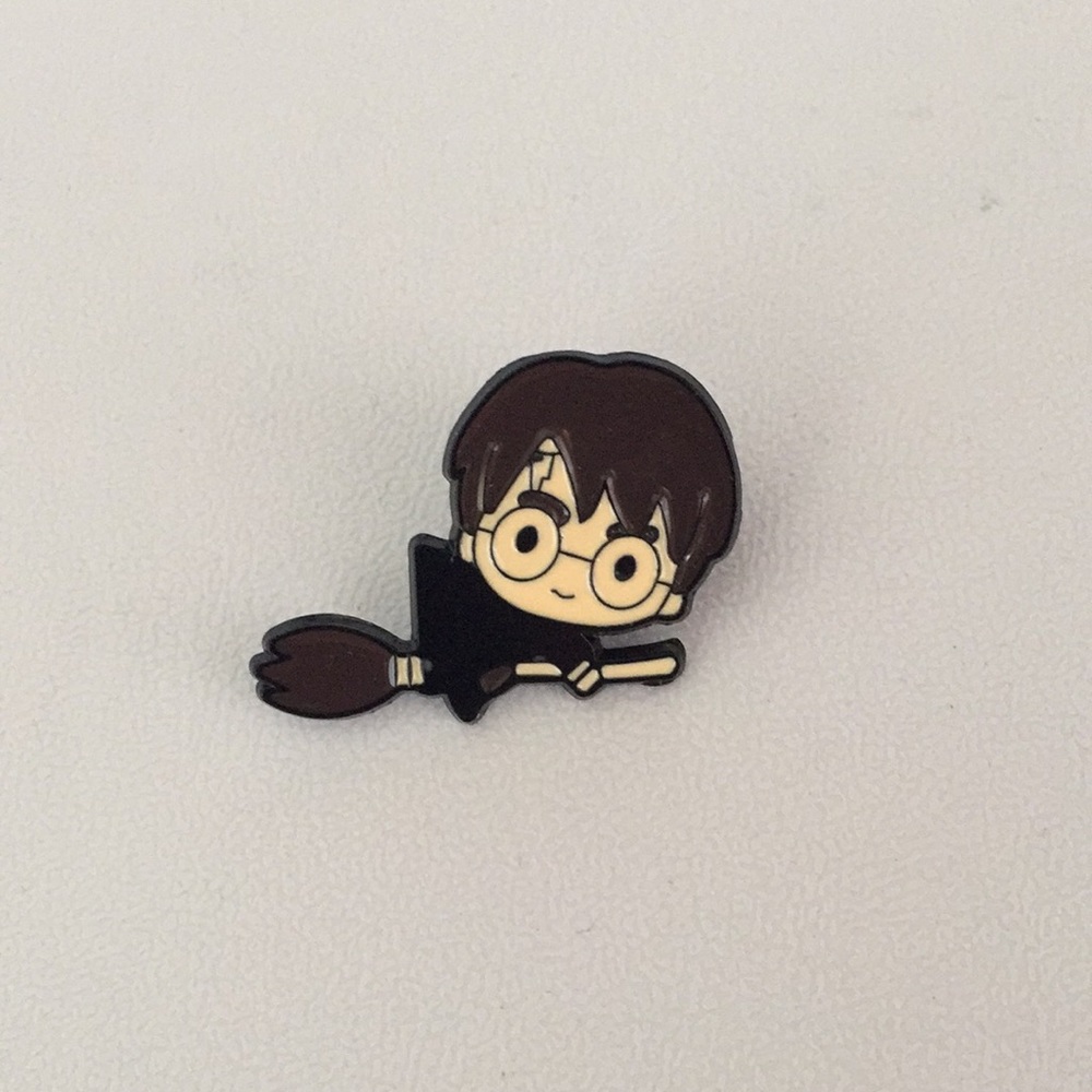 🍏50% OFF/3+...Harry Potter Flying Broom Pin (Harry Potter)